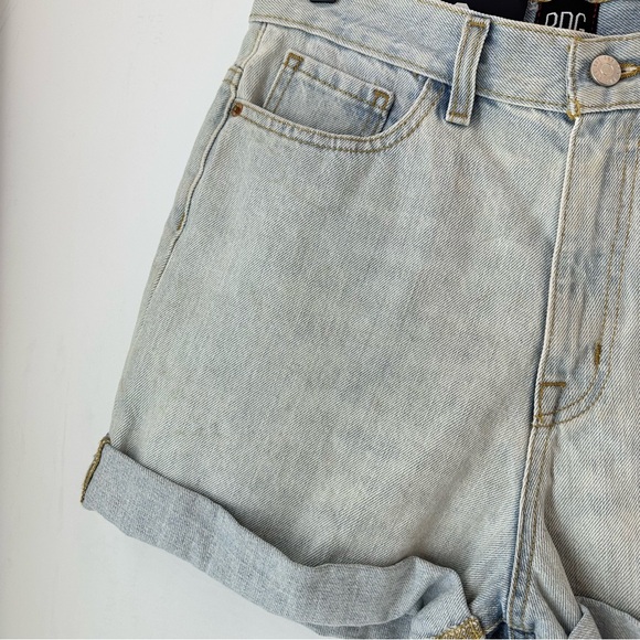 Urban Outfitters BDG Mom High Rise‎ Denim Short Light Wash Size 27 NWT - Picture 3 of 5